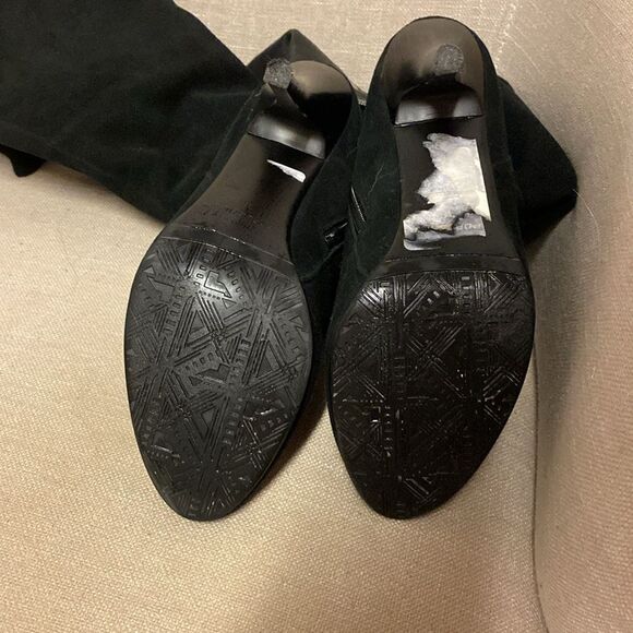 POPUSHIER
Black Suede Knee High Heel Boots - Picture 12 of 15